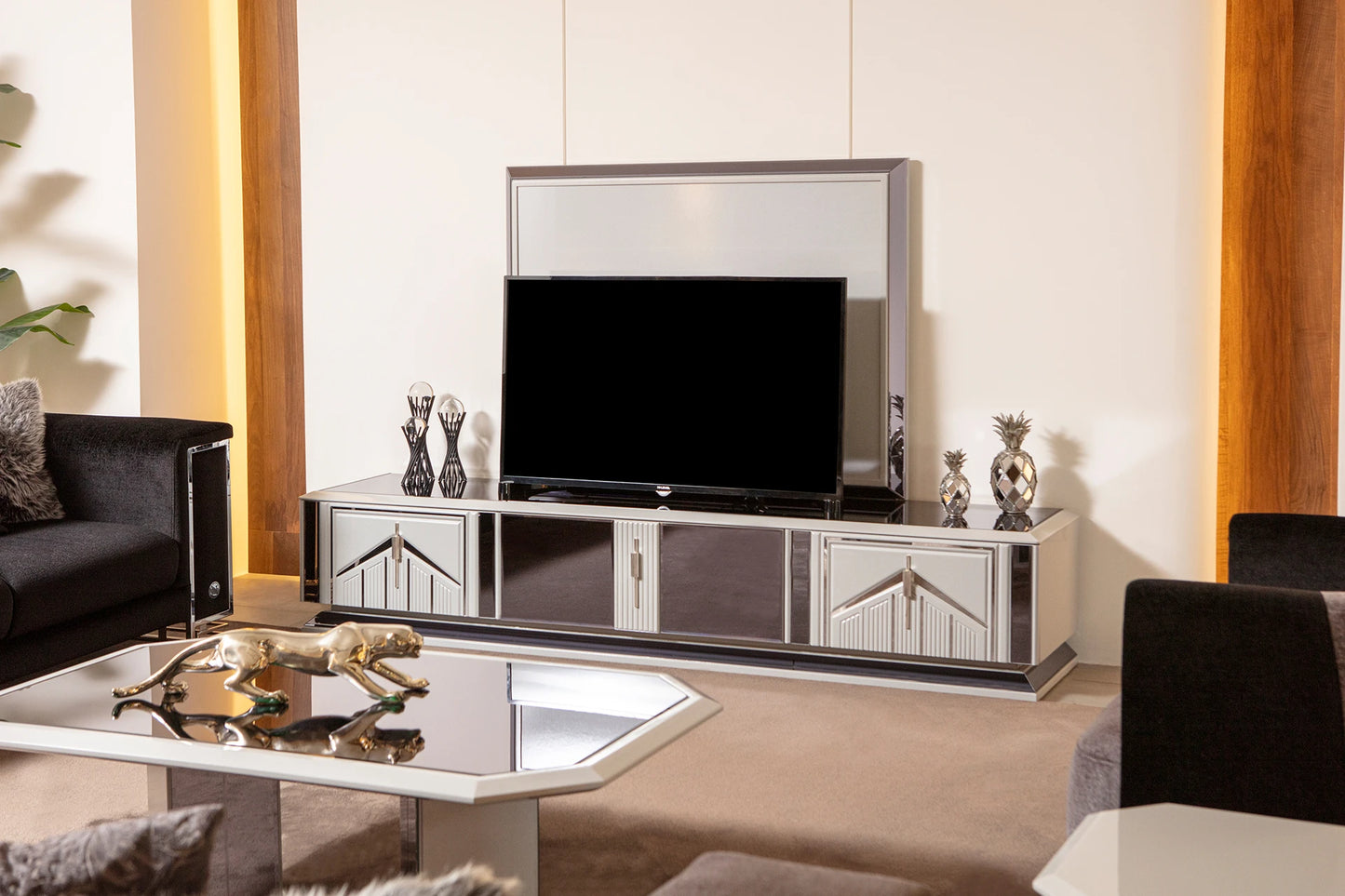 Luxury Leon Media Unit