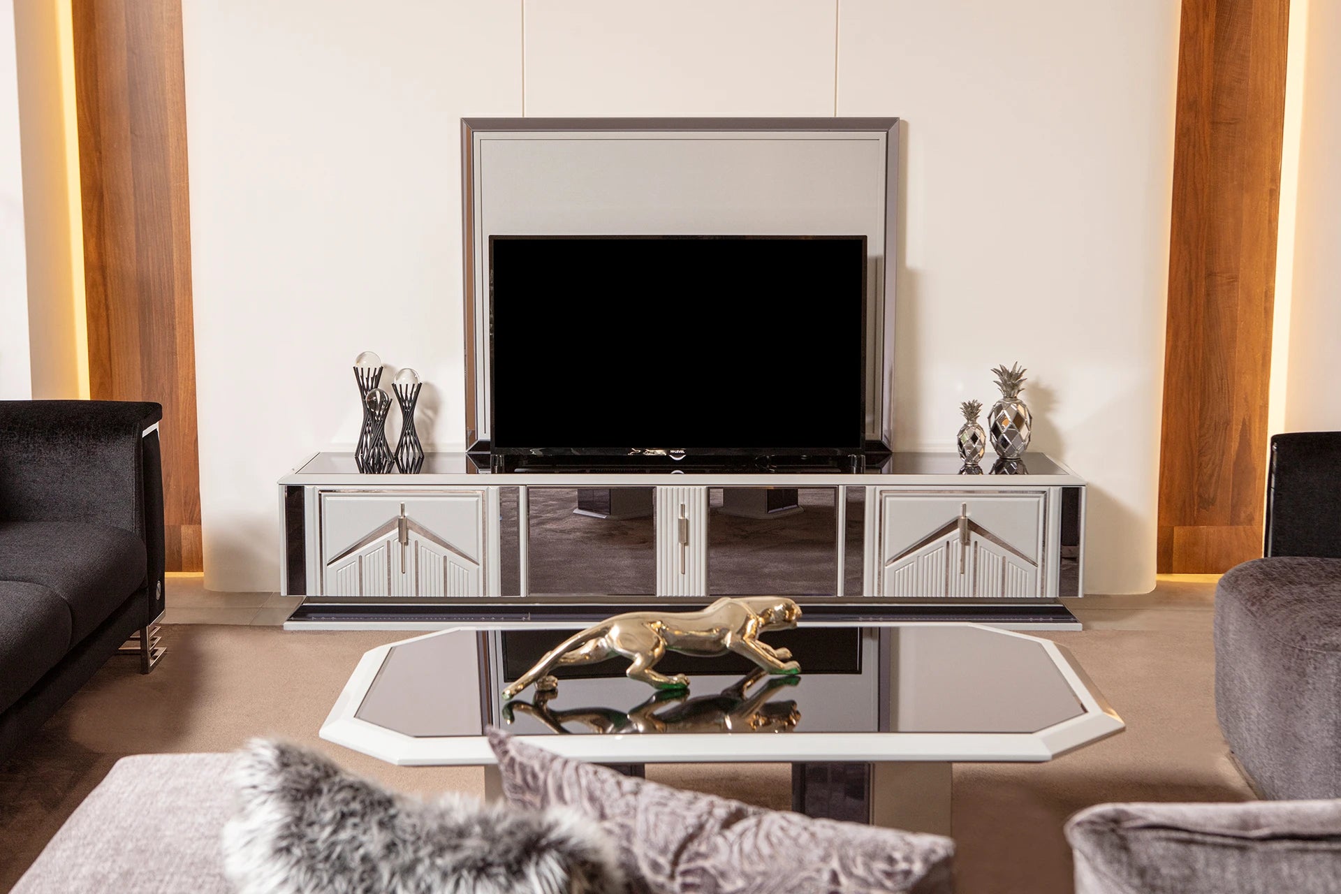 Luxury Leon Media Unit