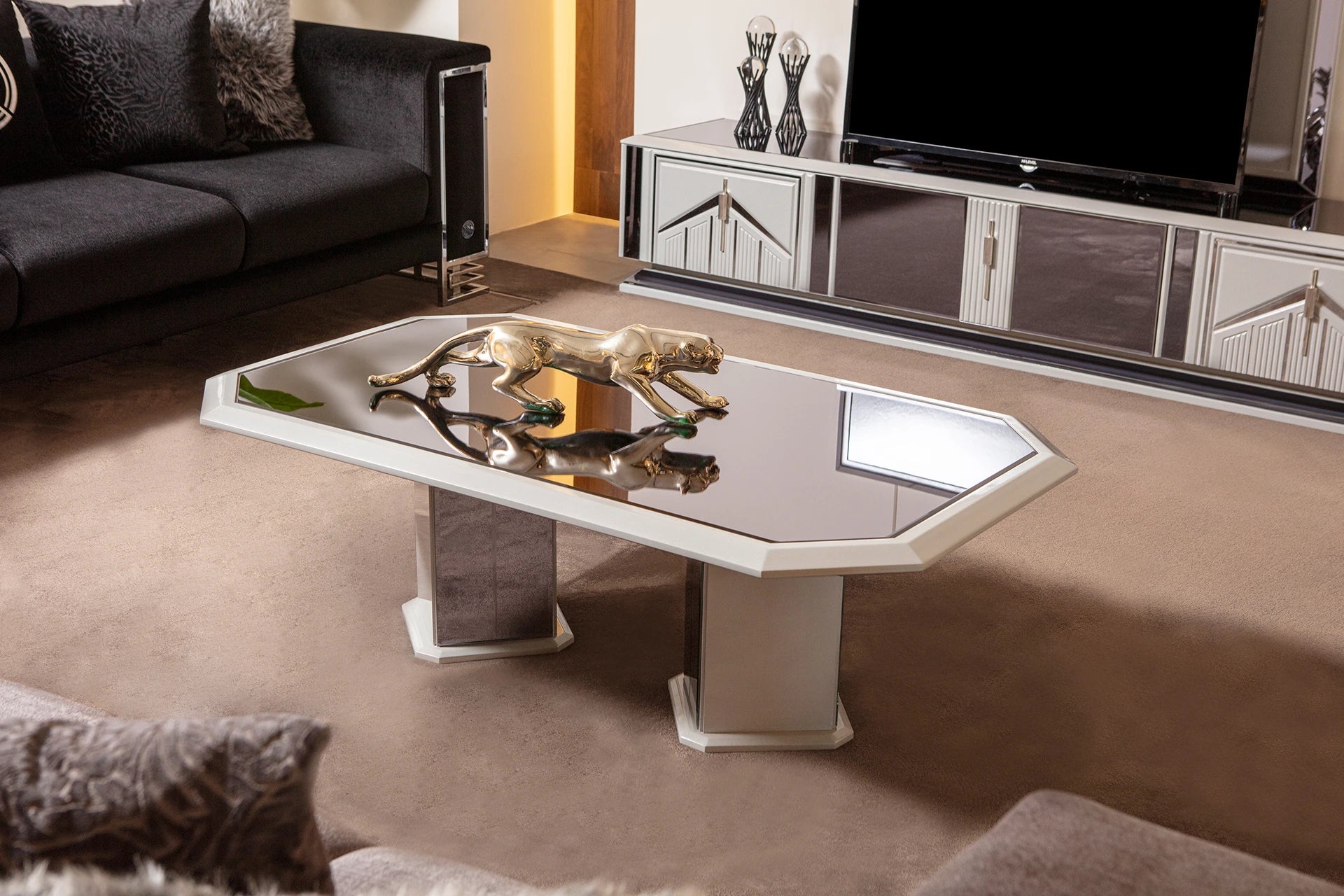 Luxury Leon Media Unit